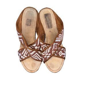 Minnetonka Brown and Cream Sandals Size 9